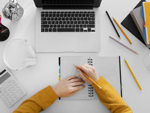 Learning on a laptop © freepik Learning on a laptop © freepik